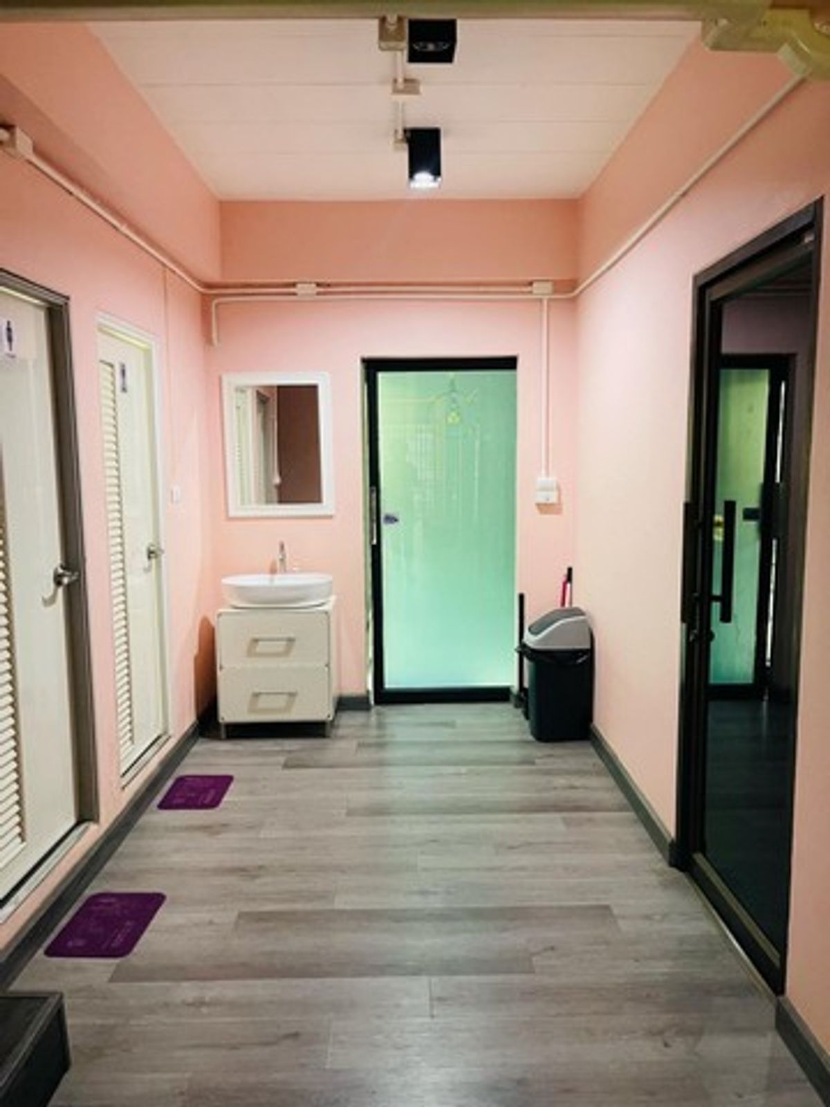 ขายอาคารพาณิชย์พัทยา บางแสน ชลบุรี สัตหีบ : อาคารสำนักงาน 2 คูหา ตรงข้ามเซ็นทรัลชลบุรี! ทำเลนี้...ปล่อยเช่าก็ปัง เปิดธุรกิจก็รุ่ง! 💼  อาคารพาณิชย์ 3 ชั้น ใกล้สุขุมวิท ทำเลพรีเมียมที่นักลงทุนไม่ควรมองข้าม!