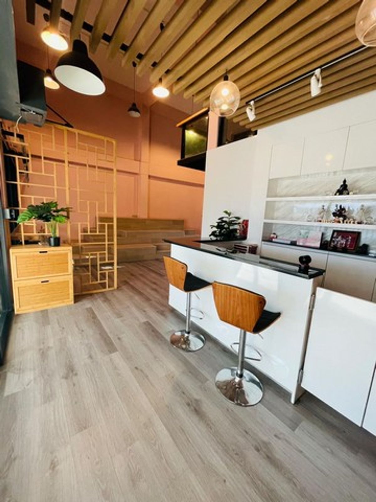 ขายอาคารพาณิชย์พัทยา บางแสน ชลบุรี สัตหีบ : อาคารสำนักงาน 2 คูหา ตรงข้ามเซ็นทรัลชลบุรี! ทำเลนี้...ปล่อยเช่าก็ปัง เปิดธุรกิจก็รุ่ง! 💼  อาคารพาณิชย์ 3 ชั้น ใกล้สุขุมวิท ทำเลพรีเมียมที่นักลงทุนไม่ควรมองข้าม!