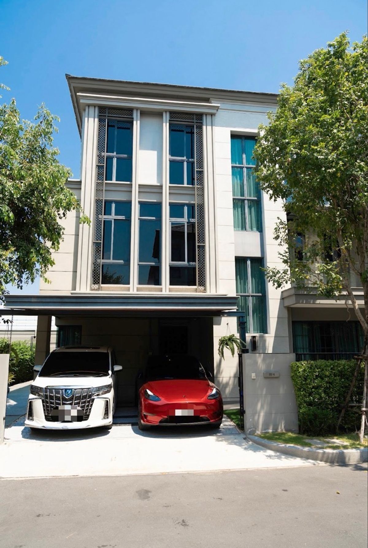 ขายทาวน์โฮมพัฒนาการ ศรีนครินทร์ : ✨ ขายด่วน! บ้าน Luxury Duplex Home 3 ชั้น สุดหรู แถมฟรี เฟอร์นิเจอร์ built in ทั้งหลัง และเครื่องใช้ไฟฟ้า แอร์ จำนวน 9 ตัว บ้านสวย สภาพใหม่มาก เจ้าของดูแลเป็นอย่างดี !!
 ใกล้ห้างสรรพสินค้า ซีคอนสแควร์, เมกาบางนา, ใกล้สนามบินสุวรรณภูมิ เดินทางเพียง 25 นาที