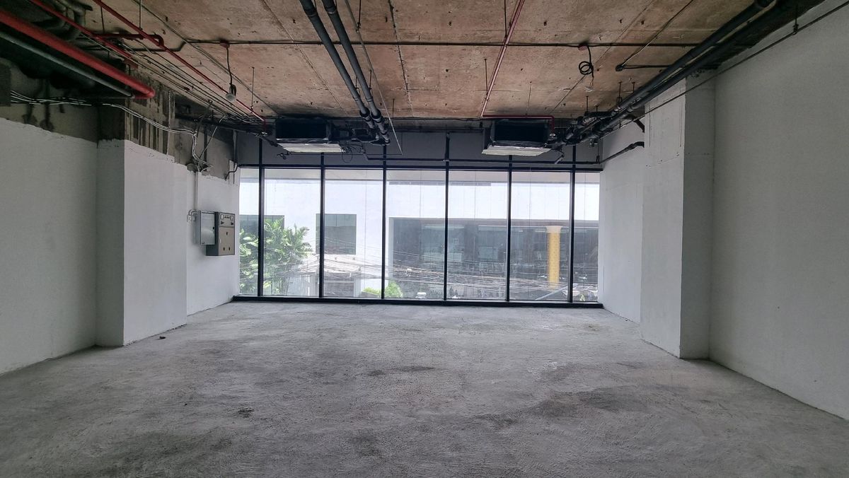 For RentRetail SpaceWitthayu, Chidlom, Langsuan, Ploenchit : BTS Ploenchit rental space for opening a shop for consideration of every business 100.39 sq.m.