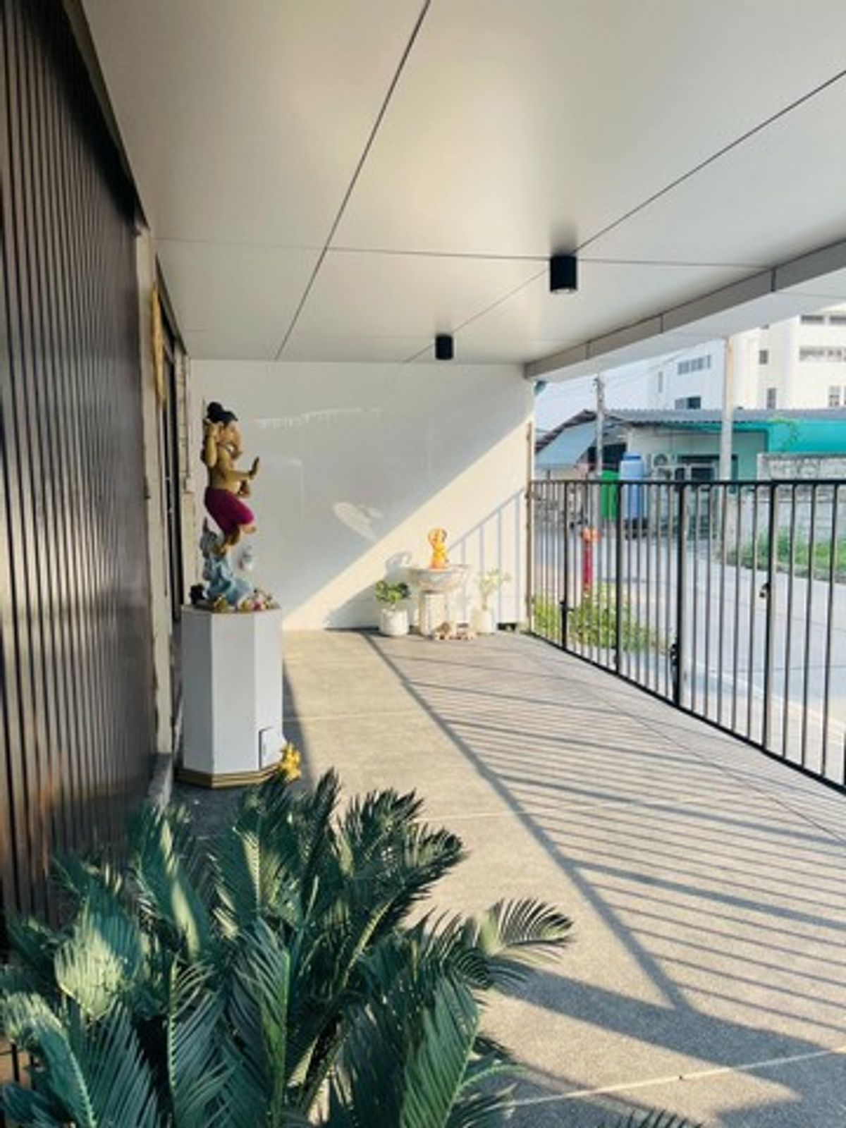 ขายอาคารพาณิชย์พัทยา บางแสน ชลบุรี สัตหีบ : อาคารสำนักงาน 2 คูหา ตรงข้ามเซ็นทรัลชลบุรี! ทำเลนี้...ปล่อยเช่าก็ปัง เปิดธุรกิจก็รุ่ง! 💼  อาคารพาณิชย์ 3 ชั้น ใกล้สุขุมวิท ทำเลพรีเมียมที่นักลงทุนไม่ควรมองข้าม!