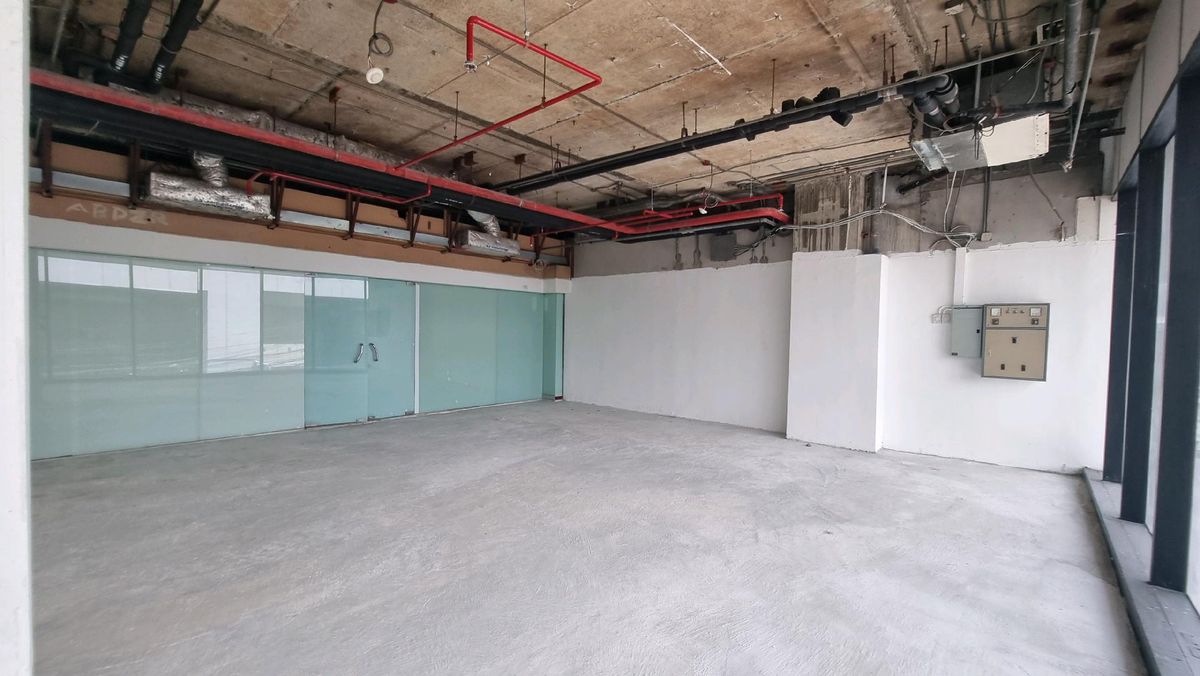 For RentRetail SpaceWitthayu, Chidlom, Langsuan, Ploenchit : BTS Ploenchit rental space for opening a shop for consideration of every business 100.39 sq.m.