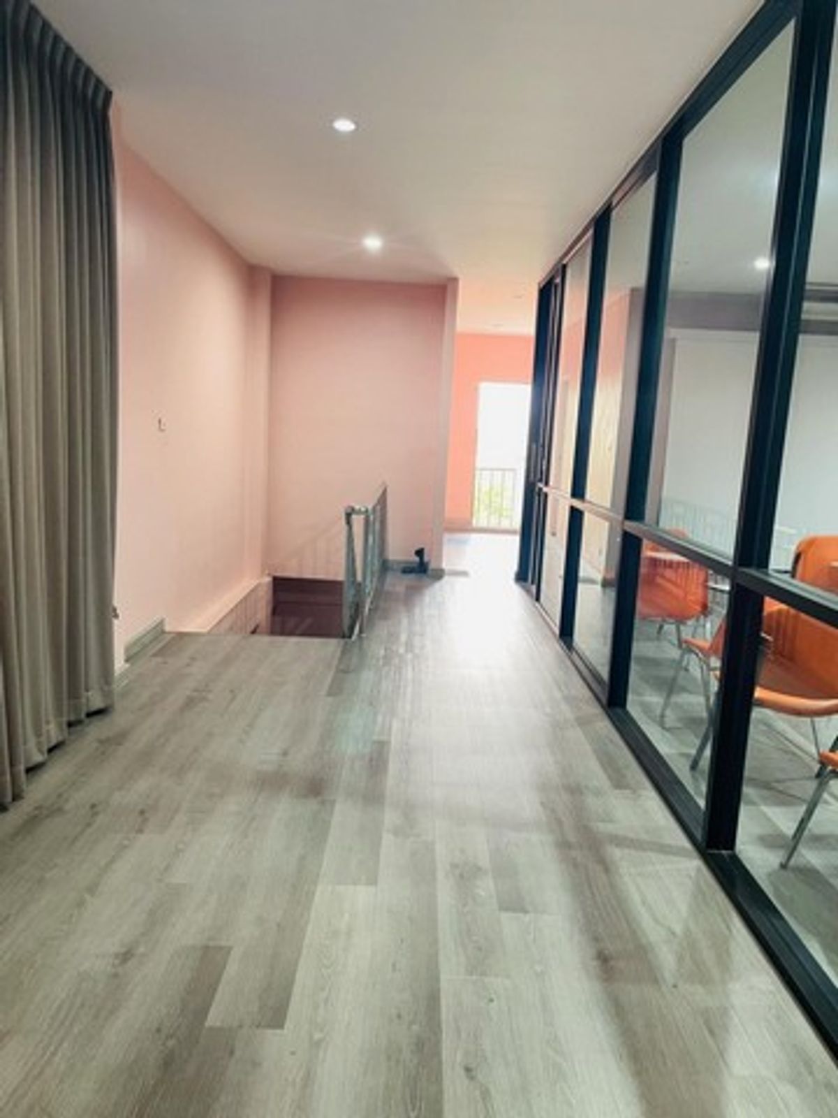 ขายอาคารพาณิชย์พัทยา บางแสน ชลบุรี สัตหีบ : อาคารสำนักงาน 2 คูหา ตรงข้ามเซ็นทรัลชลบุรี! ทำเลนี้...ปล่อยเช่าก็ปัง เปิดธุรกิจก็รุ่ง! 💼  อาคารพาณิชย์ 3 ชั้น ใกล้สุขุมวิท ทำเลพรีเมียมที่นักลงทุนไม่ควรมองข้าม!