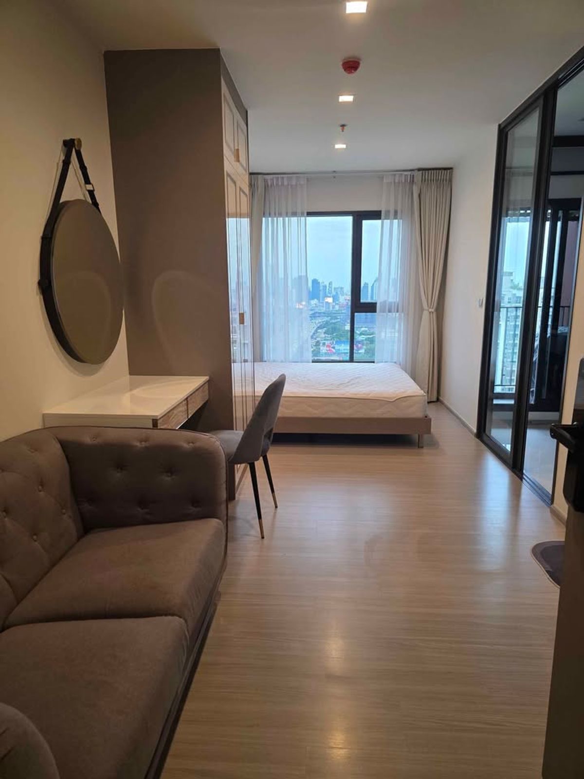 ให้เช่าคอนโดพระราม 9 เพชรบุรีตัดใหม่ RCA : Life Asoke Hype nearby MRT Rama9 studio room