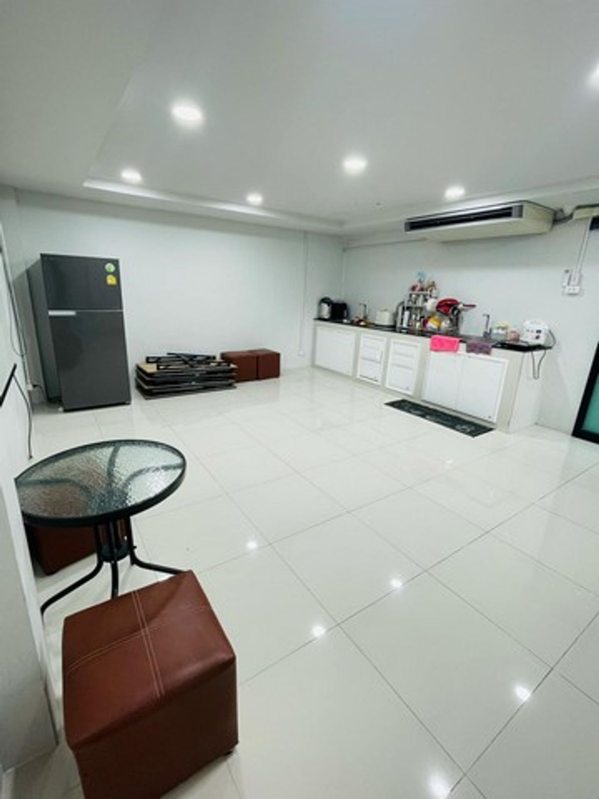 ขายอาคารพาณิชย์พัทยา บางแสน ชลบุรี สัตหีบ : อาคารสำนักงาน 2 คูหา ตรงข้ามเซ็นทรัลชลบุรี! ทำเลนี้...ปล่อยเช่าก็ปัง เปิดธุรกิจก็รุ่ง! 💼  อาคารพาณิชย์ 3 ชั้น ใกล้สุขุมวิท ทำเลพรีเมียมที่นักลงทุนไม่ควรมองข้าม!