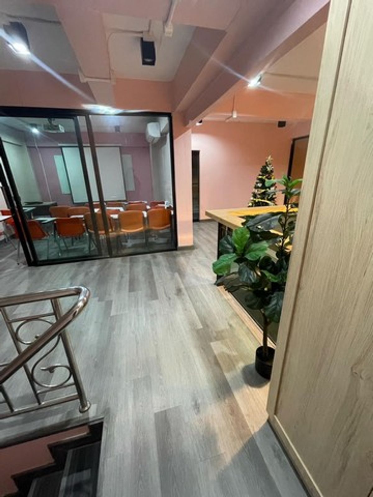 ขายอาคารพาณิชย์พัทยา บางแสน ชลบุรี สัตหีบ : อาคารสำนักงาน 2 คูหา ตรงข้ามเซ็นทรัลชลบุรี! ทำเลนี้...ปล่อยเช่าก็ปัง เปิดธุรกิจก็รุ่ง! 💼  อาคารพาณิชย์ 3 ชั้น ใกล้สุขุมวิท ทำเลพรีเมียมที่นักลงทุนไม่ควรมองข้าม!