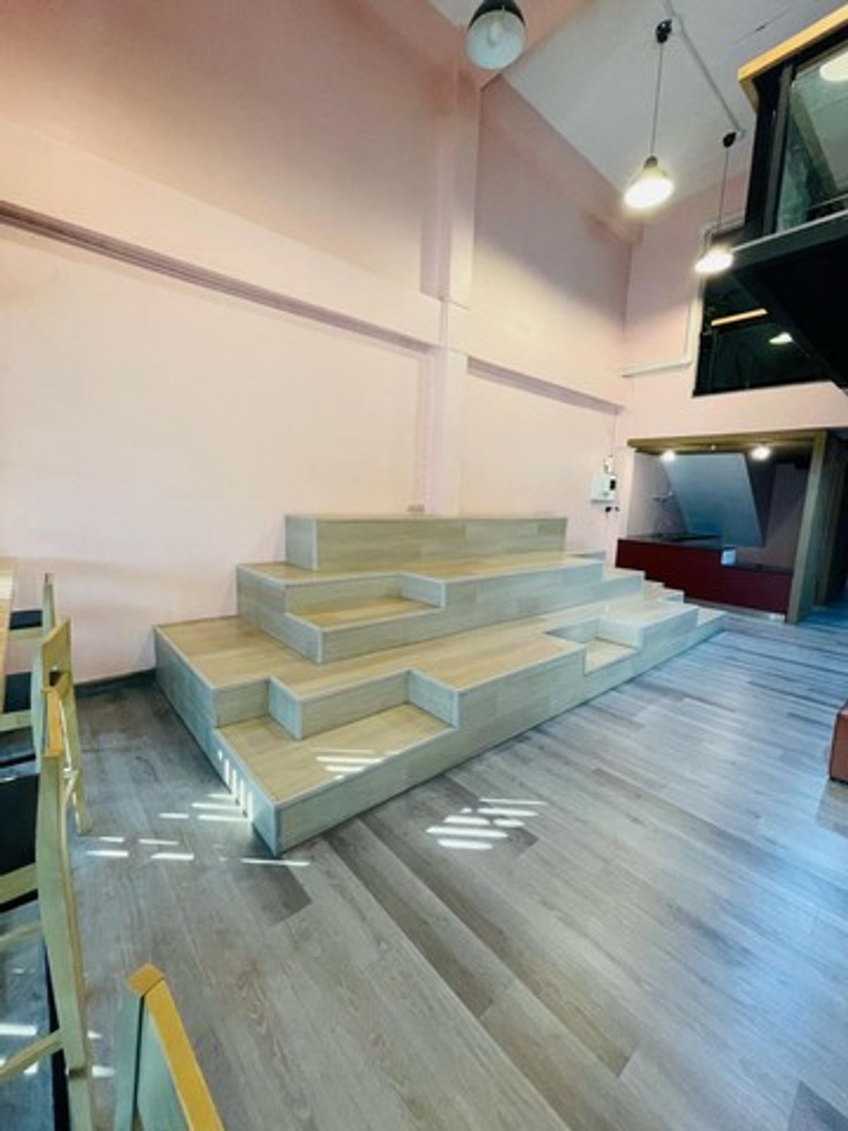 ขายอาคารพาณิชย์พัทยา บางแสน ชลบุรี สัตหีบ : อาคารสำนักงาน 2 คูหา ตรงข้ามเซ็นทรัลชลบุรี! ทำเลนี้...ปล่อยเช่าก็ปัง เปิดธุรกิจก็รุ่ง! 💼  อาคารพาณิชย์ 3 ชั้น ใกล้สุขุมวิท ทำเลพรีเมียมที่นักลงทุนไม่ควรมองข้าม!