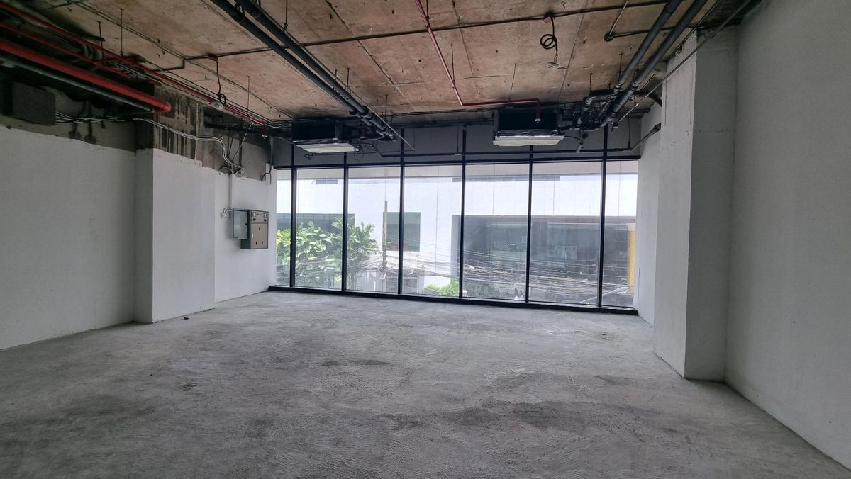 For RentRetail SpaceWitthayu, Chidlom, Langsuan, Ploenchit : BTS Ploenchit rental space for opening a shop for consideration of every business 100.39 sq.m.