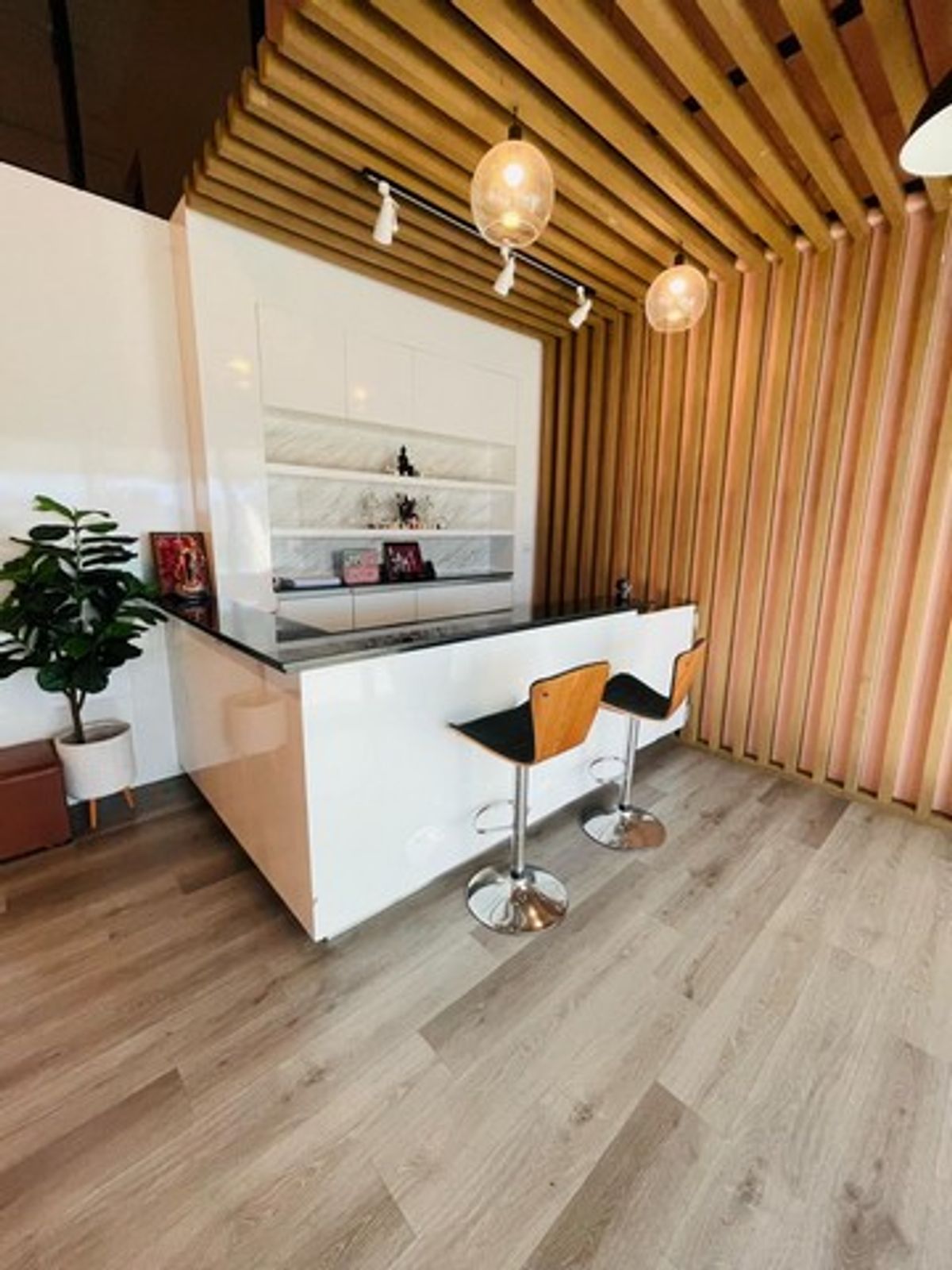 ขายอาคารพาณิชย์พัทยา บางแสน ชลบุรี สัตหีบ : อาคารสำนักงาน 2 คูหา ตรงข้ามเซ็นทรัลชลบุรี! ทำเลนี้...ปล่อยเช่าก็ปัง เปิดธุรกิจก็รุ่ง! 💼  อาคารพาณิชย์ 3 ชั้น ใกล้สุขุมวิท ทำเลพรีเมียมที่นักลงทุนไม่ควรมองข้าม!