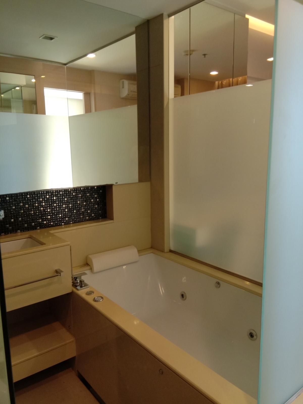 For SaleCondoRama9, Petchburi, RCA : The Address Asoke - 1 Bed, 45 sqm near MRT Phetchaburi just 100 metersModern condo with fitness, swimming pool at a good price of 6.15 million!