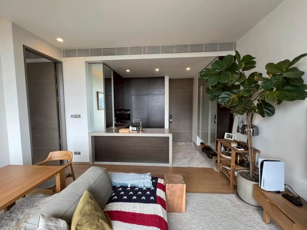 For SaleCondoSilom, Saladaeng, Bangrak : Luxury in the city! Saladaeng One condo, 56.68 sq.m., near BTS/MRT Sala DaengPrice 21.5 million with a swimming pool, fitness center, and complete security system!