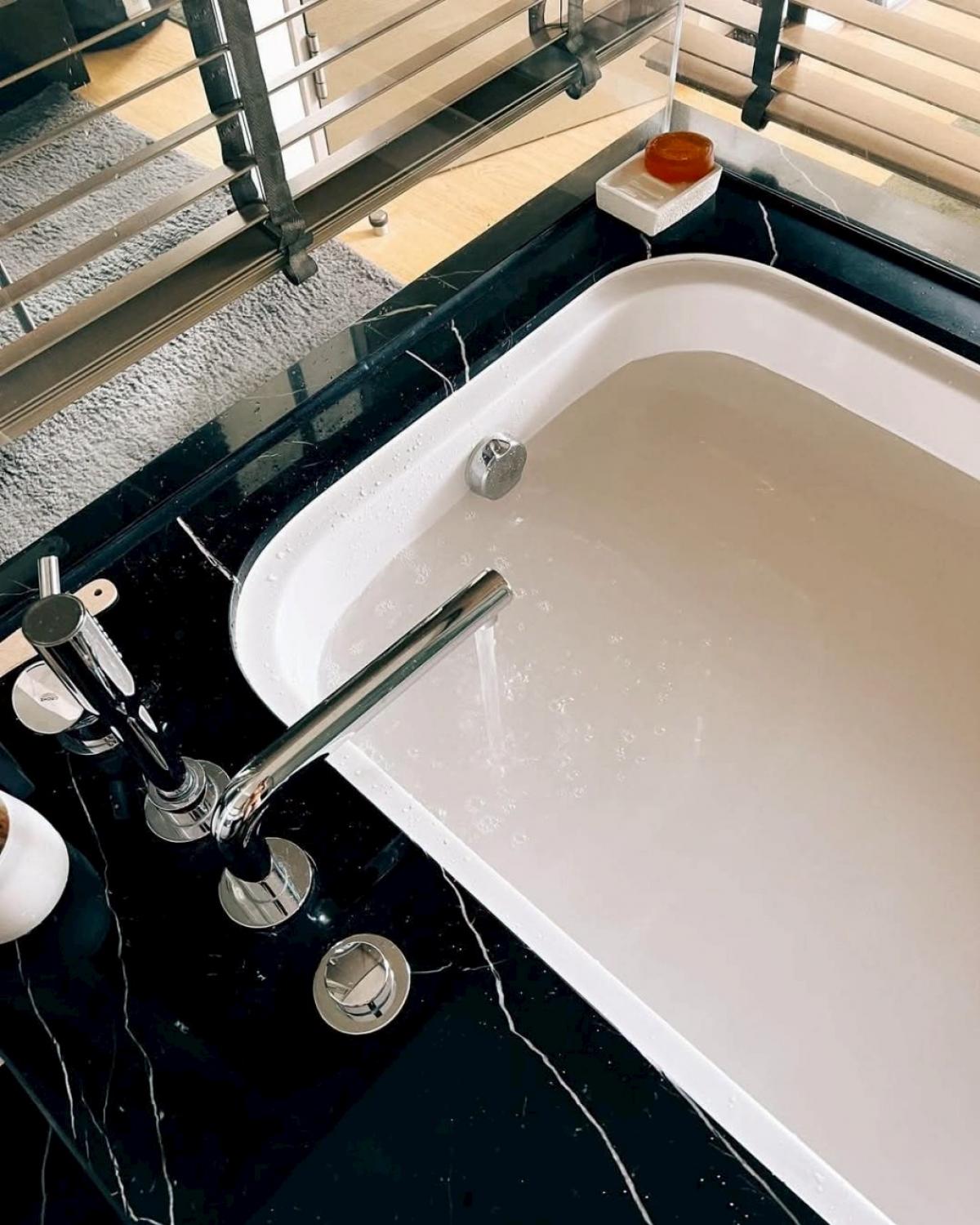 For SaleCondoSilom, Saladaeng, Bangrak : Luxury in the city! Saladaeng One condo, 56.68 sq.m., near BTS/MRT Sala DaengPrice 21.5 million with a swimming pool, fitness center, and complete security system!