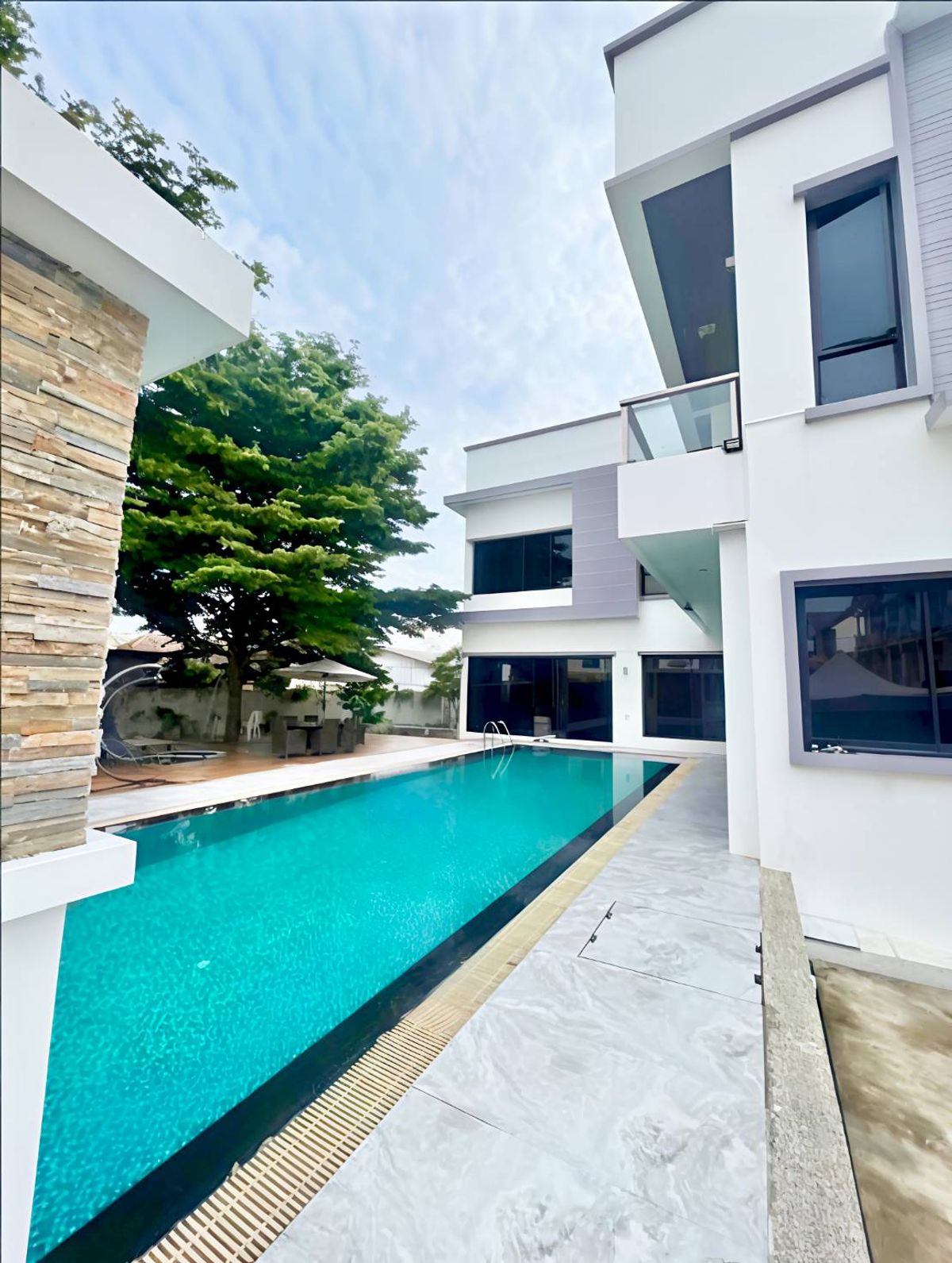 ขายบ้านปิ่นเกล้า จรัญสนิทวงศ์ : บ้านเดี่ยวสุดหรู ใจกลางจรัญฯ พร้อมสระส่วนตัว จรัญสนิทวงศ์ 35 ซอยเงียบสงบ บนพื้นที่ 1 ไร่