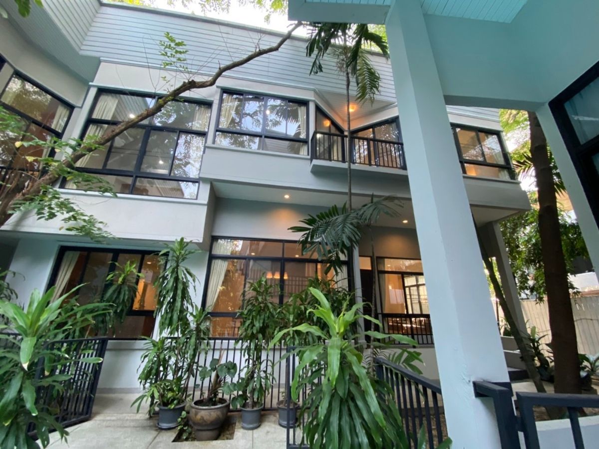 For RentHouseSukhumvit, Asoke, Thonglor : ***** For RENT: House Near BTS THONG LOR/4B/6B/120,000 BAHT/Month ✅Pet-Friendly