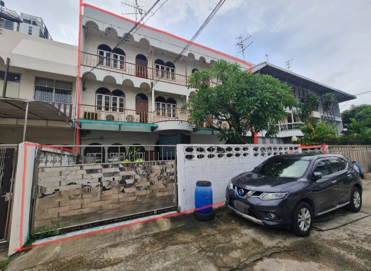 For SaleTownhomeSukhumvit, Asoke, Thonglor : #Townhouse for sale, 3 floors, 2 rooms, area 62 sq m., located in a prime location, Ruamchit Village #Soi Sukhumvit 22 #Khlong Toei Subdistrict #Phra Khanong District #Bangkok
