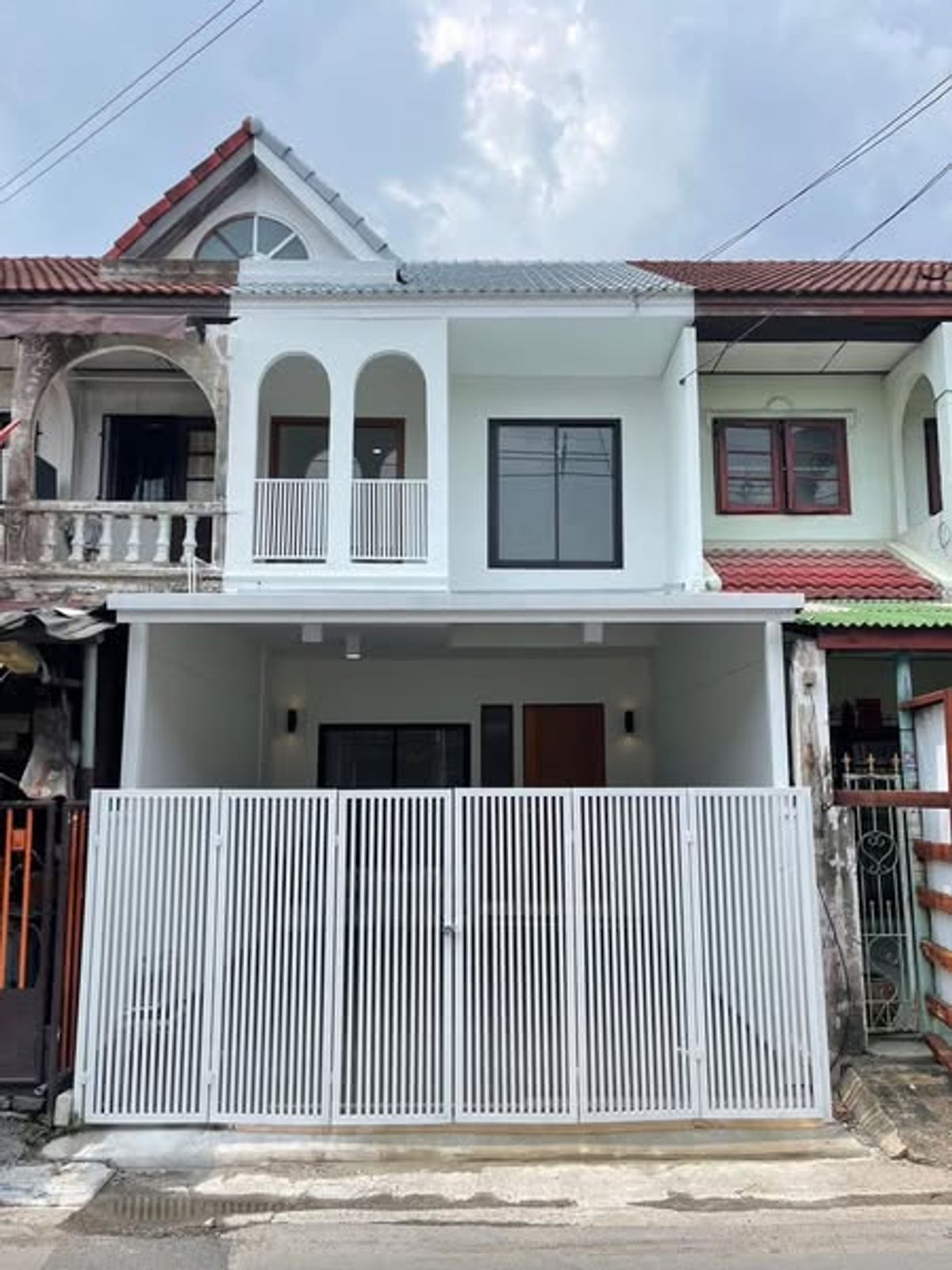 ขายทาวน์โฮมเกษตร นวมินทร์ ลาดปลาเค้า : For Sale ทาวน์เฮาส์ 2 ชั้น นวมินทร์ 111 รีโนเวทใหม่ บ้านสวยพร้อมอยู่ ติดต่อ 065-6641496(เอ็มมี่)