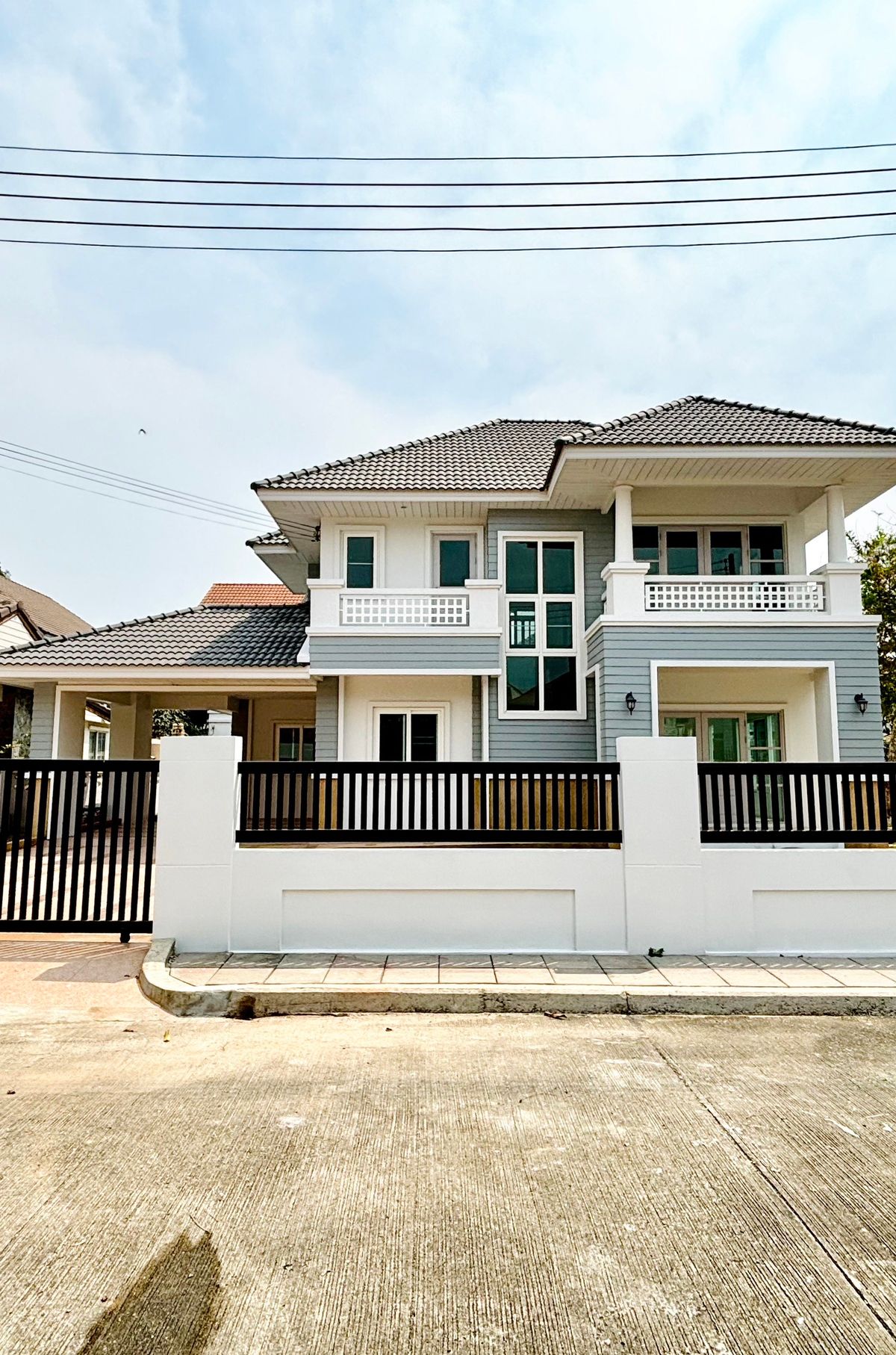 ขายบ้านมหาชัย สมุทรสาคร : บ้านเดี่ยวรีโนเวทใหม่พร้อมอยู่ มหาชัยเมืองทอง 102.7 ตร.ว. ต่อเติมครบหน้าบ้าน หลังบ้าน ครัวพร้อม ปูกระเบื้องใหม่ หลังคารอบบ้าน ห้องอเนกประสงค์เพียบ