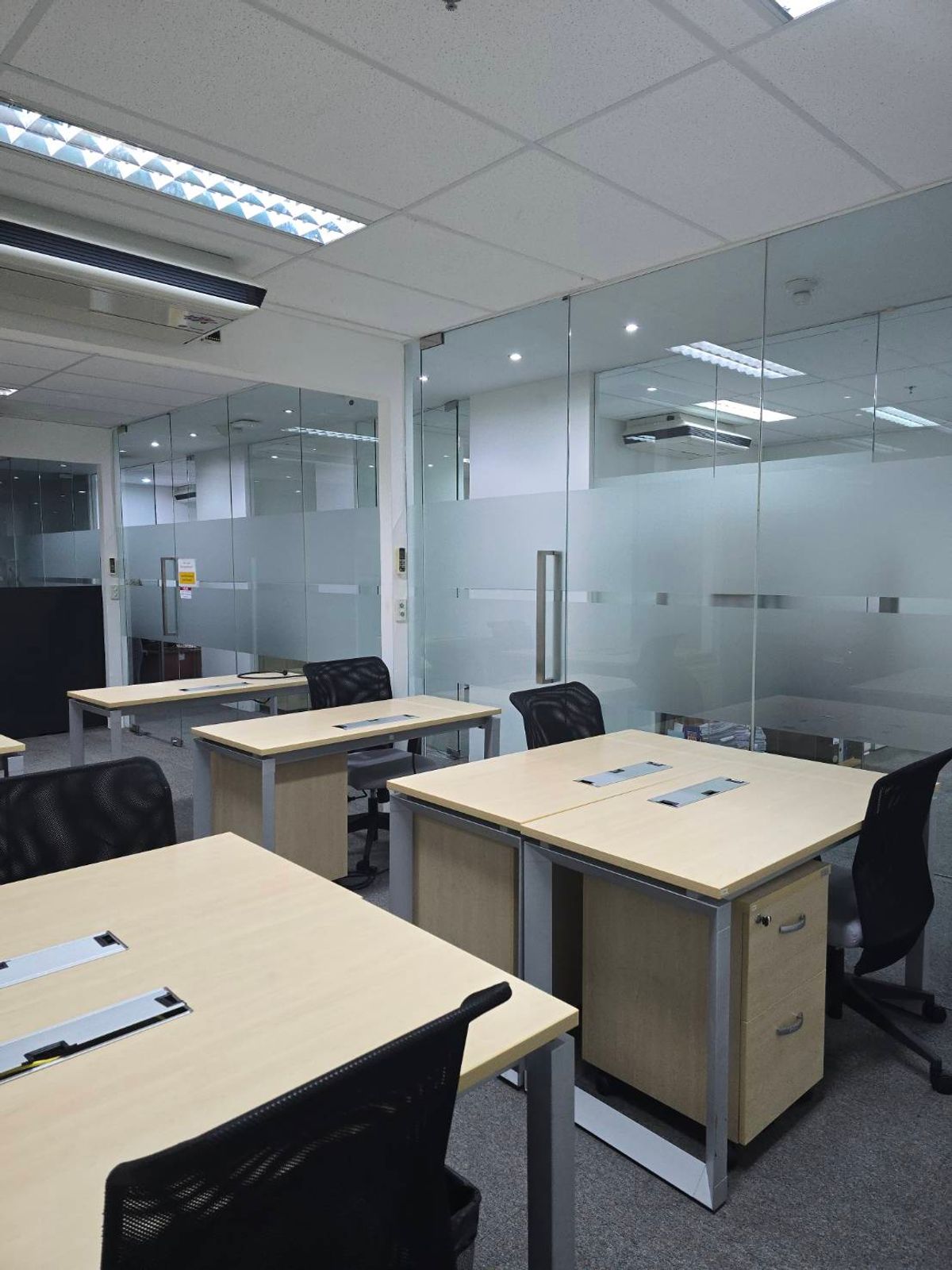 ให้เช่าสำนักงานสุขุมวิท อโศก ทองหล่อ : Service Offices 45 SQM. on Sukhumvit Road