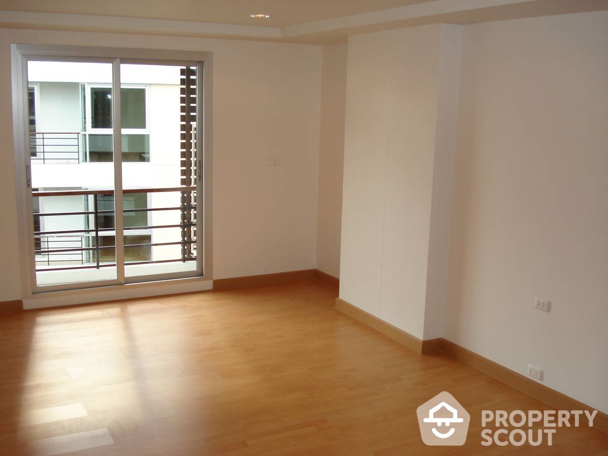 For SaleCondoSathorn, Narathiwat : 2-BR Condo at Resorta Yen-Akat near MRT Khlong Toei