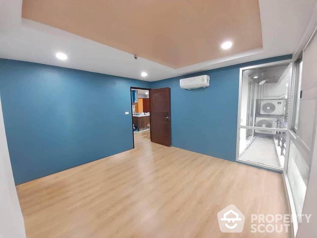 For SaleCondoSathorn, Narathiwat : 5-BR Condo at Resorta Yen-Akat near MRT Khlong Toei