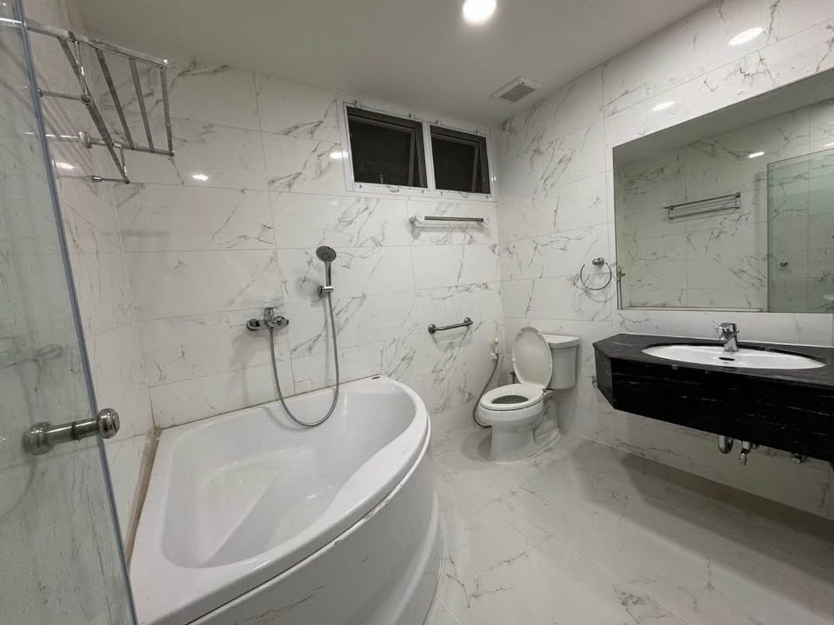 For RentCondoWitthayu, Chidlom, Langsuan, Ploenchit : ✨ Baan Thanon Sarasin for Rent: Spacious 2-Bedroom, 2-Bathroom Condo with Bathtub and 3 Balconies, Fully Furnished. Located Right Opposite Lumpini Park, Just Minutes to BTS and MRT for Ultimate Convenience.