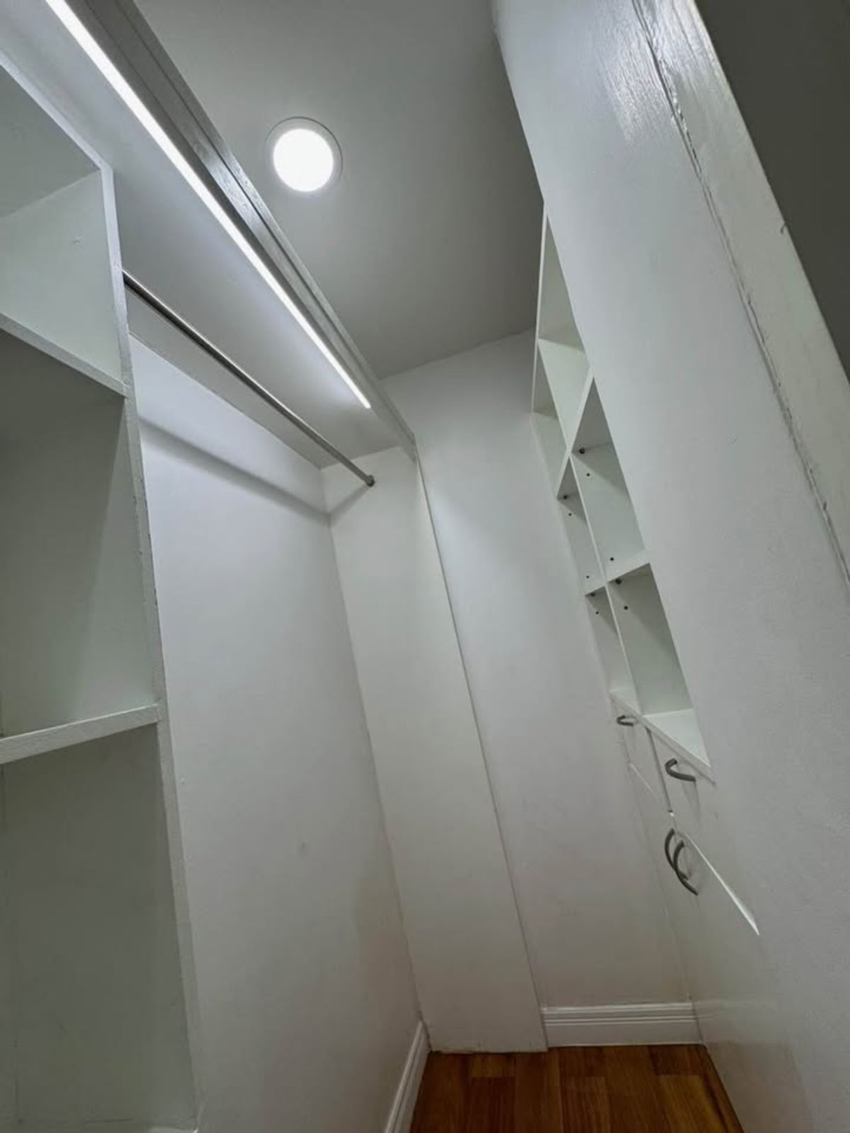 For RentCondoWitthayu, Chidlom, Langsuan, Ploenchit : ✨ Baan Thanon Sarasin for Rent: Spacious 2-Bedroom, 2-Bathroom Condo with Bathtub and 3 Balconies, Fully Furnished. Located Right Opposite Lumpini Park, Just Minutes to BTS and MRT for Ultimate Convenience.