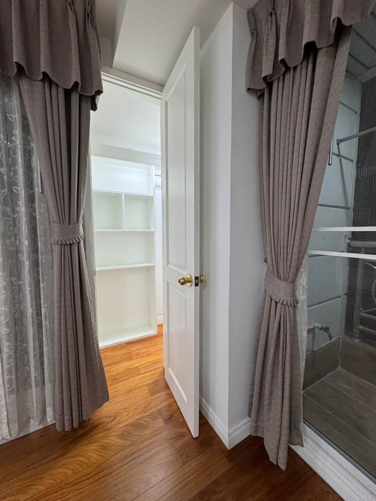 For RentCondoWitthayu, Chidlom, Langsuan, Ploenchit : ✨ Baan Thanon Sarasin for Rent: Spacious 2-Bedroom, 2-Bathroom Condo with Bathtub and 3 Balconies, Fully Furnished. Located Right Opposite Lumpini Park, Just Minutes to BTS and MRT for Ultimate Convenience.