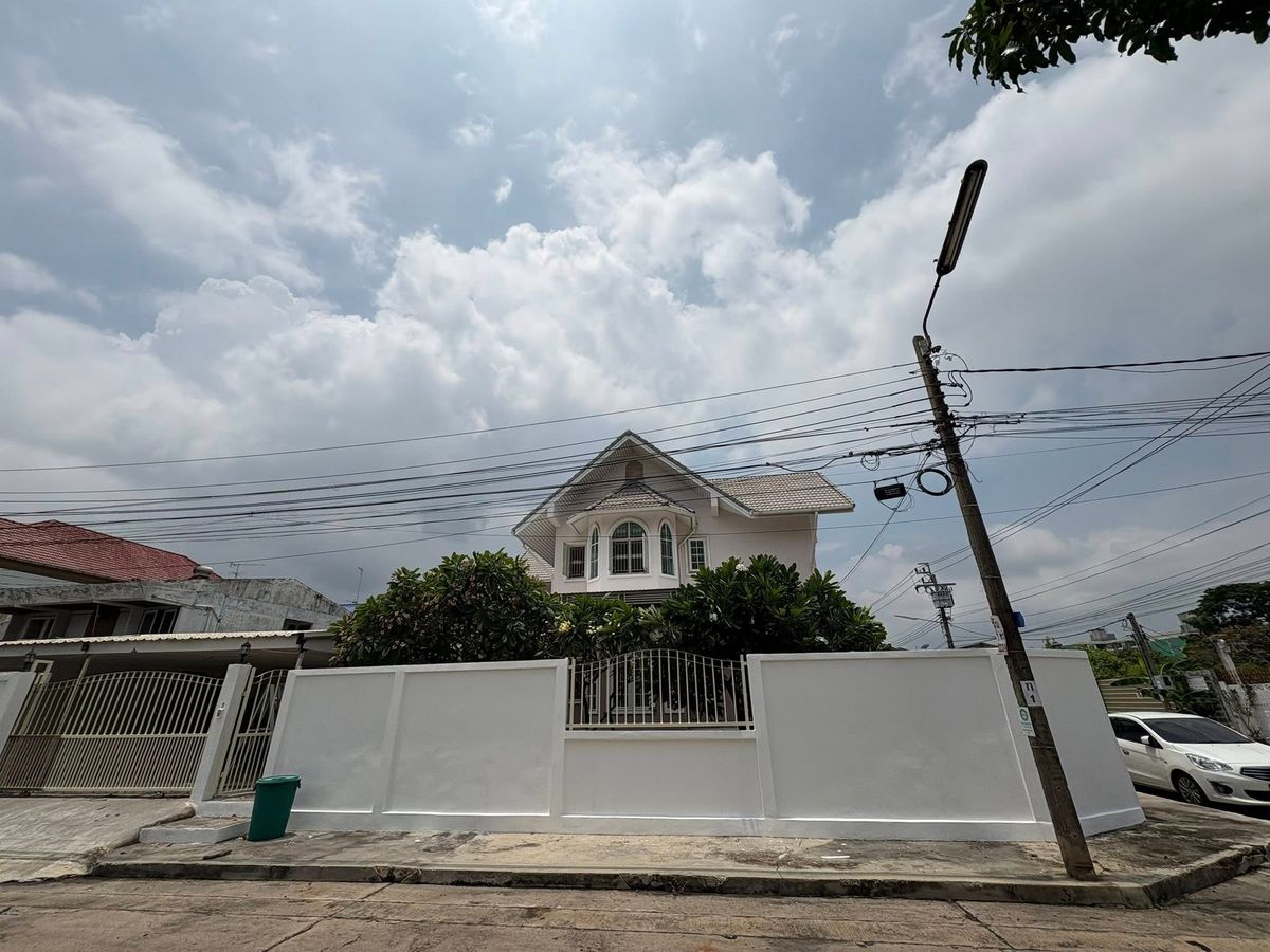 ขายบ้านสุขุมวิท อโศก ทองหล่อ : ขายบ้าน หมู่บ้านเมืองทอง 4 สุขุมวิท 101 แขวงบางจาก เขตพระโขนง กรุงเทพ (รหัสทรัพย์ TH2-175)