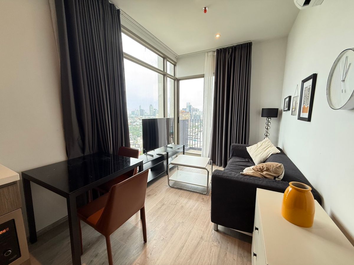 ให้เช่าคอนโดสุขุมวิท อโศก ทองหล่อ : ⚜️ Rare unit with corner 1 bedroom for rent rhythm ekkamai estate ⚜️