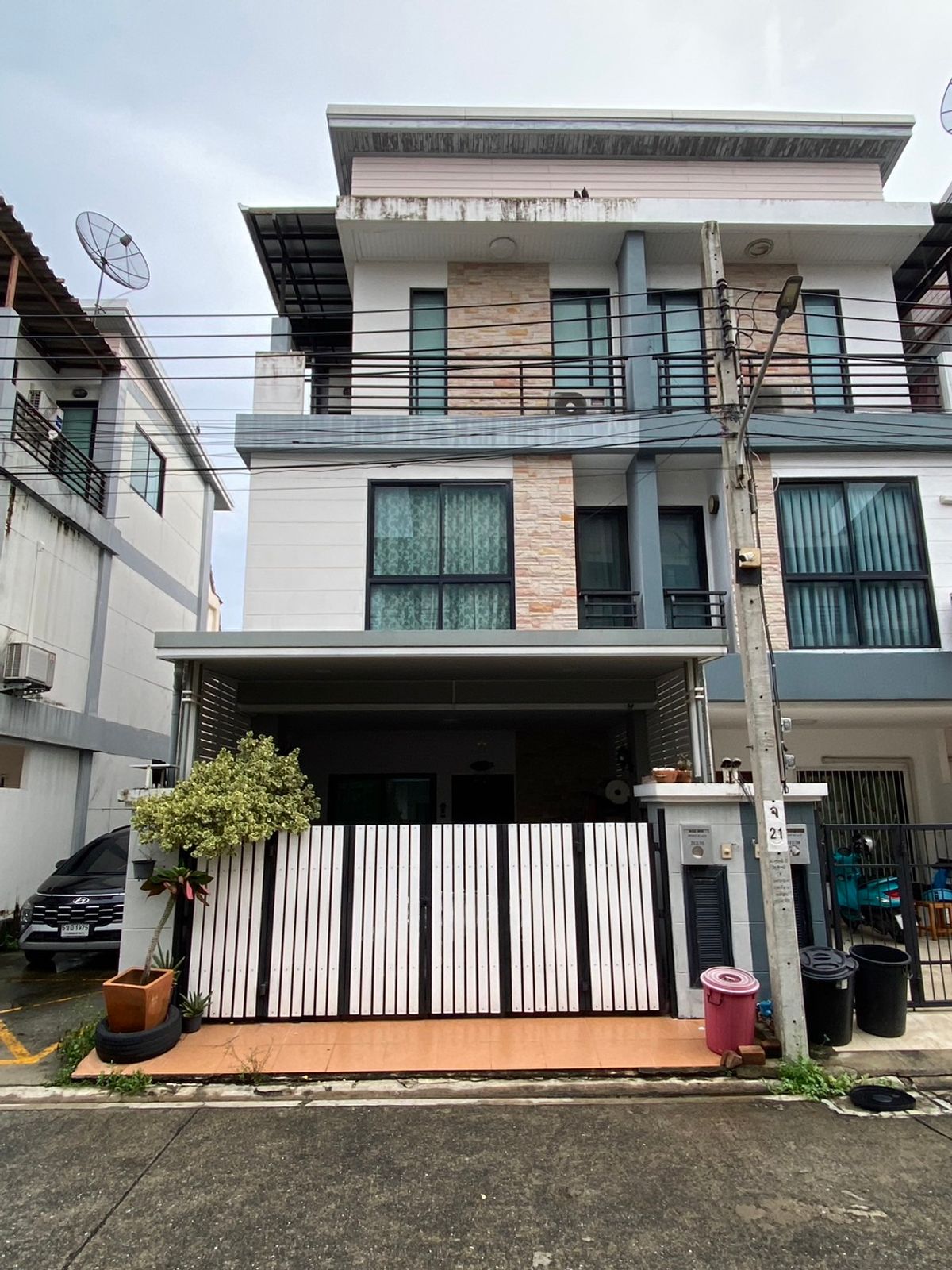 ขายทาวน์โฮมลาดพร้าว101 แฮปปี้แลนด์ : เมอริท เพลส ลาดพร้าว 87 / 3 ห้องนอน (ขาย), Merit Place Ladprao 87 / 3 Bedrooms (FOR SALE) RUK948
