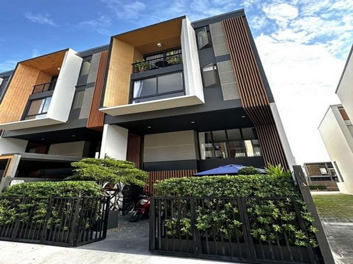 ให้เช่าทาวน์โฮมพัฒนาการ ศรีนครินทร์ : ให้เช่าทาวน์โฮม 3.5ชั้น โครงการ ชิเซน ซอยพัฒนาการ32 สไตล์ Japanese Modern Loft ตกแต่งเฟอร์นิเจอร์ครบพร้อมอยู่