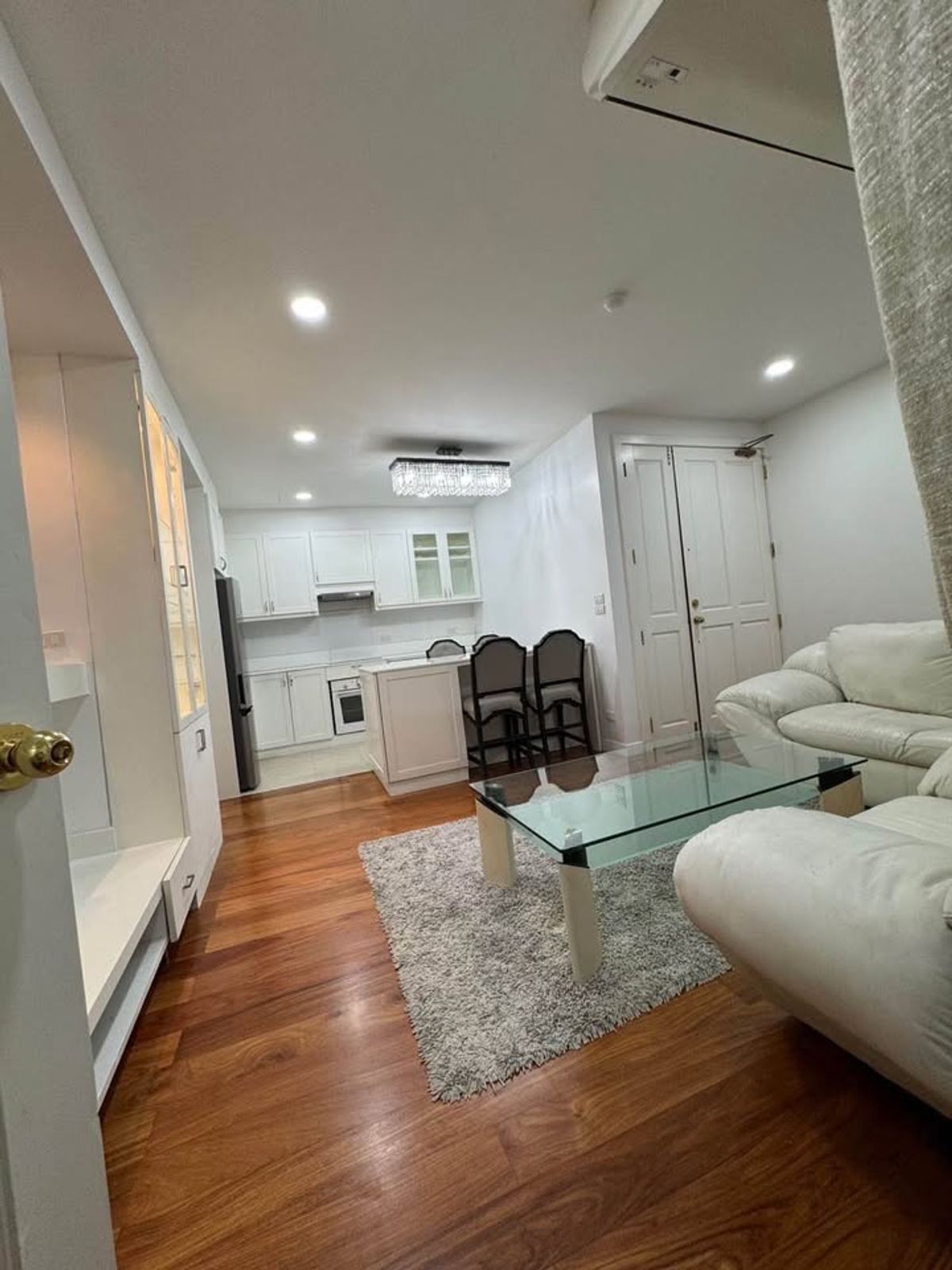 For RentCondoWitthayu, Chidlom, Langsuan, Ploenchit : ✨ Baan Thanon Sarasin for Rent: Spacious 2-Bedroom, 2-Bathroom Condo with Bathtub and 3 Balconies, Fully Furnished. Located Right Opposite Lumpini Park, Just Minutes to BTS and MRT for Ultimate Convenience.