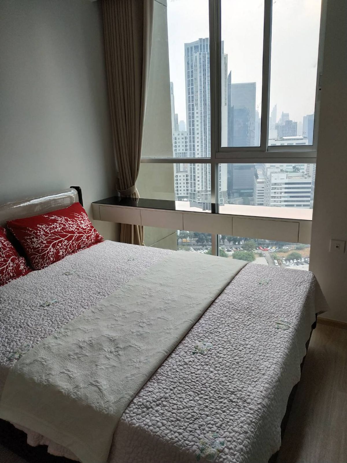 For RentCondoRatchadapisek, Huaikwang, Suttisan : Condo, good location, MRT Ratchada, easy to travel, near the source of Central Department Store ✨ NOBLE Revolve Ratchada 2, only 15,000 baht / month 086-746-8882 (K. cooper)