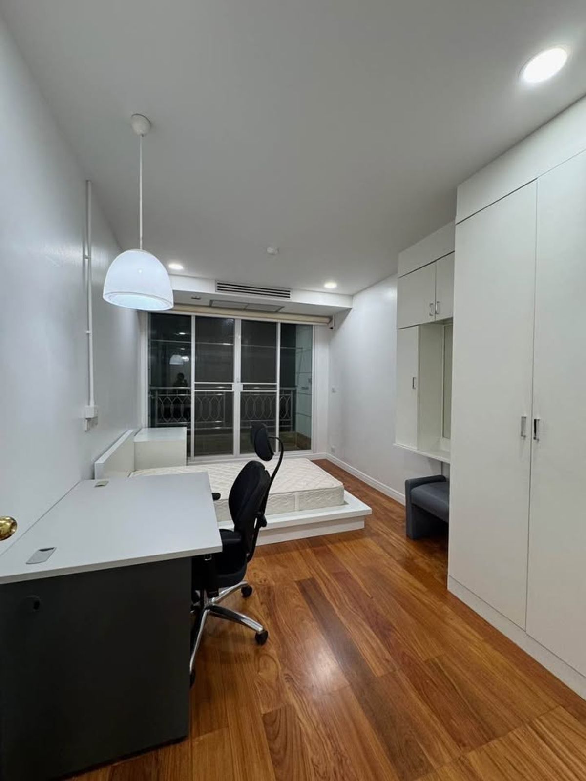 For RentCondoWitthayu, Chidlom, Langsuan, Ploenchit : ✨ Baan Thanon Sarasin for Rent: Spacious 2-Bedroom, 2-Bathroom Condo with Bathtub and 3 Balconies, Fully Furnished. Located Right Opposite Lumpini Park, Just Minutes to BTS and MRT for Ultimate Convenience.