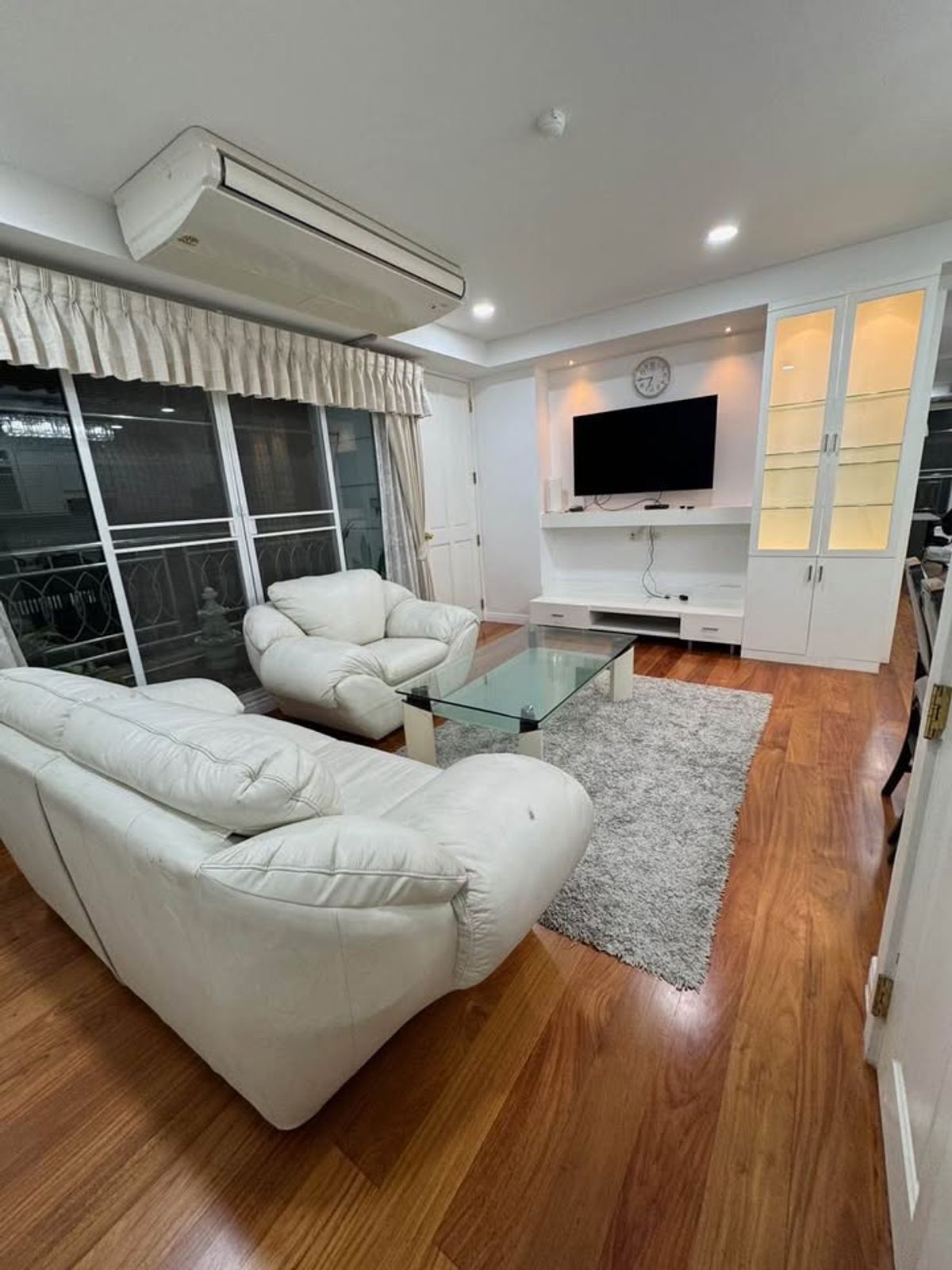 For RentCondoWitthayu, Chidlom, Langsuan, Ploenchit : ✨ Baan Thanon Sarasin for Rent: Spacious 2-Bedroom, 2-Bathroom Condo with Bathtub and 3 Balconies, Fully Furnished. Located Right Opposite Lumpini Park, Just Minutes to BTS and MRT for Ultimate Convenience.