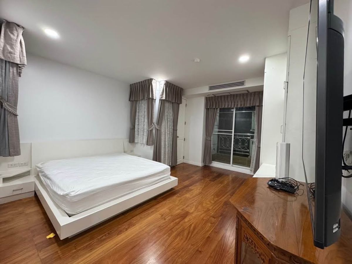 For RentCondoWitthayu, Chidlom, Langsuan, Ploenchit : ✨ Baan Thanon Sarasin for Rent: Spacious 2-Bedroom, 2-Bathroom Condo with Bathtub and 3 Balconies, Fully Furnished. Located Right Opposite Lumpini Park, Just Minutes to BTS and MRT for Ultimate Convenience.