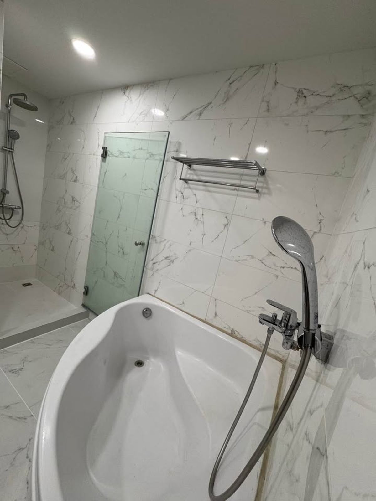 For RentCondoWitthayu, Chidlom, Langsuan, Ploenchit : ✨ Baan Thanon Sarasin for Rent: Spacious 2-Bedroom, 2-Bathroom Condo with Bathtub and 3 Balconies, Fully Furnished. Located Right Opposite Lumpini Park, Just Minutes to BTS and MRT for Ultimate Convenience.