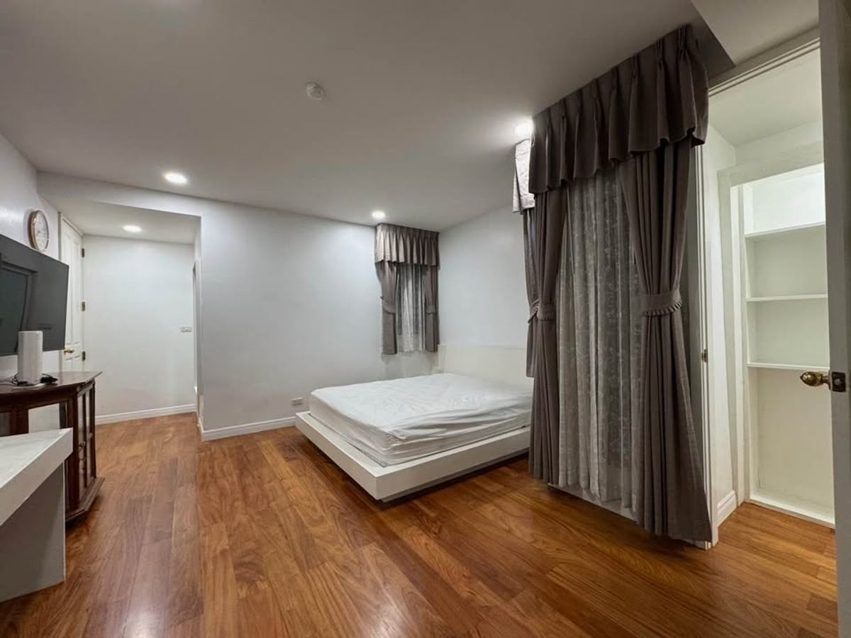 For RentCondoWitthayu, Chidlom, Langsuan, Ploenchit : ✨ Baan Thanon Sarasin for Rent: Spacious 2-Bedroom, 2-Bathroom Condo with Bathtub and 3 Balconies, Fully Furnished. Located Right Opposite Lumpini Park, Just Minutes to BTS and MRT for Ultimate Convenience.