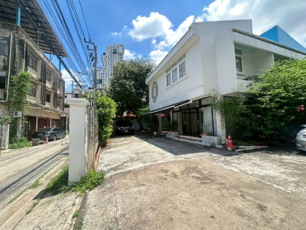 ให้เช่าบ้านลาดพร้าว เซ็นทรัลลาดพร้าว : ให้เช่าบ้านเดี่ยว2ชั้น ใกล้แยกรัชดา-ลาดพร้าว แอร์เฟอร์นิเจอร์บางส่วน มี 4 ห้องนอน1ห้องทำงาน3 ห้องน้ำ1ห้องแม่บ้าน ราคาเช่าเดือนละ80,000บาท[จดทะเบียนบริษัทได้]