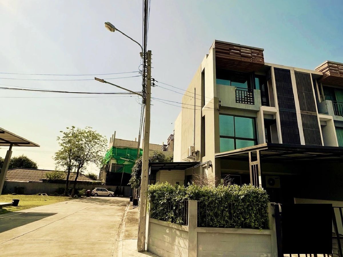 ขายทาวน์โฮมนวมินทร์ รามอินทรา : 🌿✨ ขายด่วน! ทาวน์โฮมหลังมุม The Willow Townhome | ทำเลดี เหมาะเป็น Home Office | วิวบึงหน้าบ้าน | จอดรถได้ 6 คัน