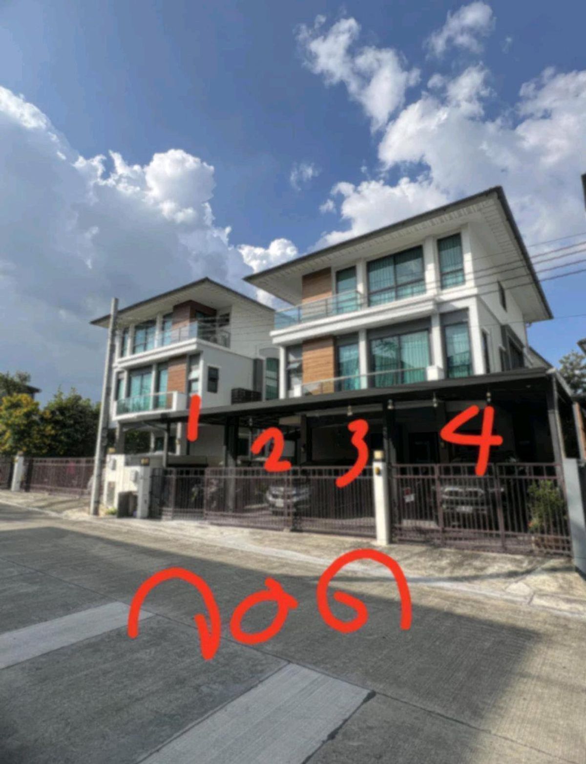 ขายบ้านลาดกระบัง สุวรรณภูมิ : ศุภาลัย เอสเซ้นส์ สวนหลวง 69 ตรว  3 ชั้น  7 ห้องนอน 4 ห้องน้ำ ลดราคา 19.5 ล้าน  ลดราคาอีก สุดๆๆ เหลือ 16.5  ล้าน บาท ลด ราคาถึง สิ้นเดือน พฤษาคม