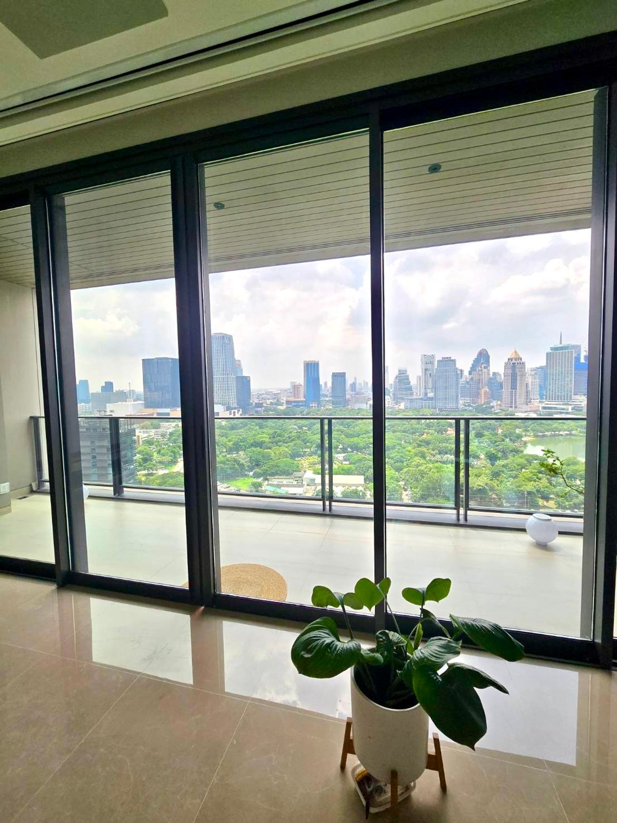 ขายคอนโดวิทยุ ชิดลม หลังสวน : Sindhorn Kempinski: 3bed 3bath 216sqm. lumpini view 105,000,000 Am: 0656199198