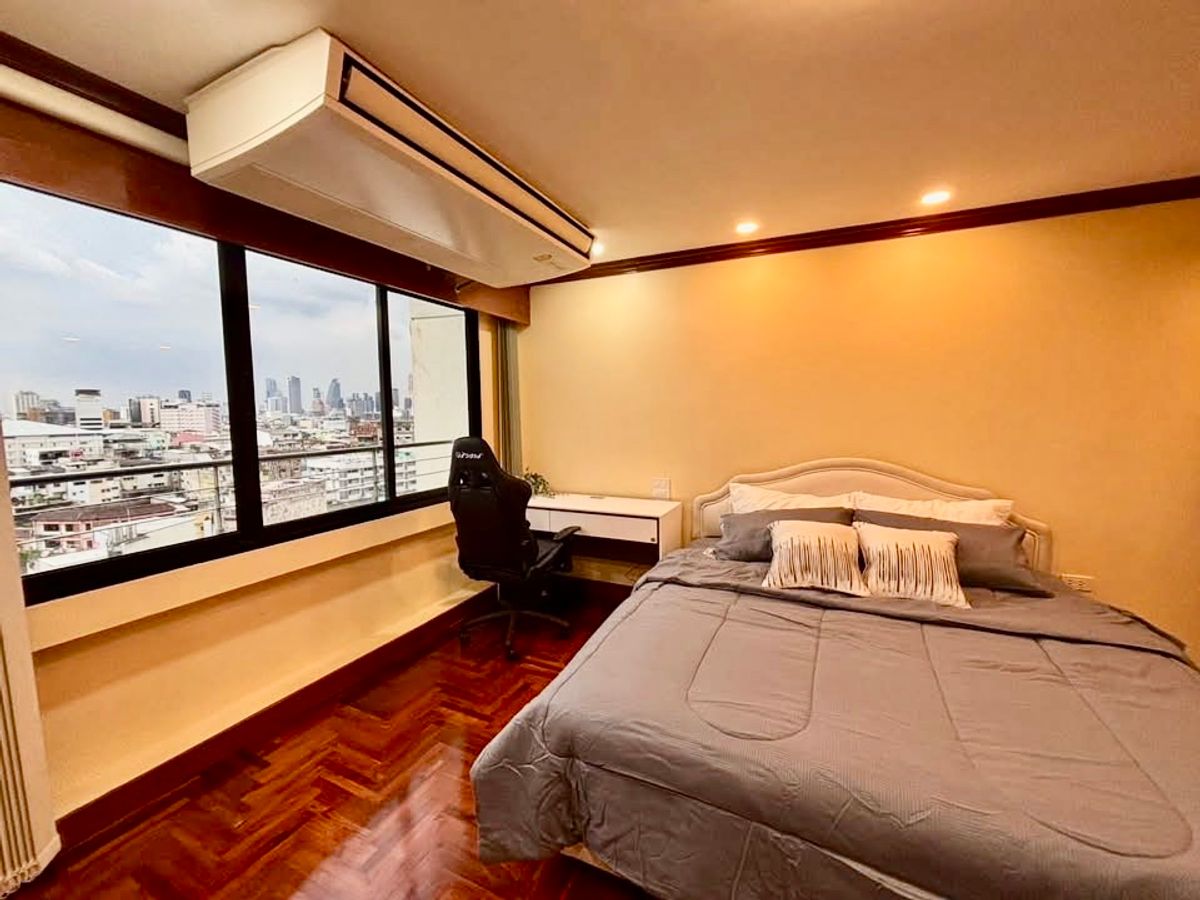 For RentCondoSilom, Saladaeng, Bangrak : 🌇✨ For Rent! Spacious 1-Bedroom Condo at Siphraya Riverview | Prime Location near Chulalongkorn University, Samyan, and Yaowarat A large, fully furnished corner unit with real hardwood floors — perfect for comfortable city living.
