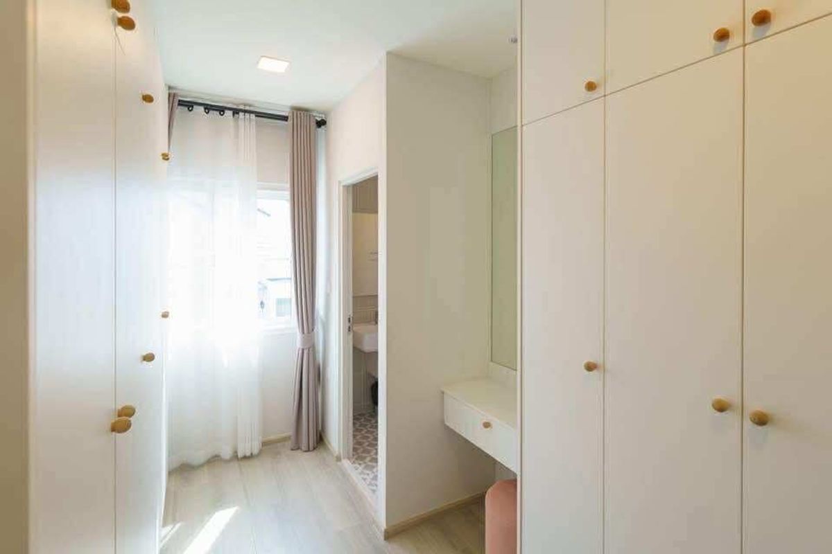 For RentHouseBangna, Bearing, Lasalle : Home And complete electrical appliances Chaiyapruek Project, Bang Na Km. 15 (L&MP; H), good location, near Mermaka, only 5 minutes.