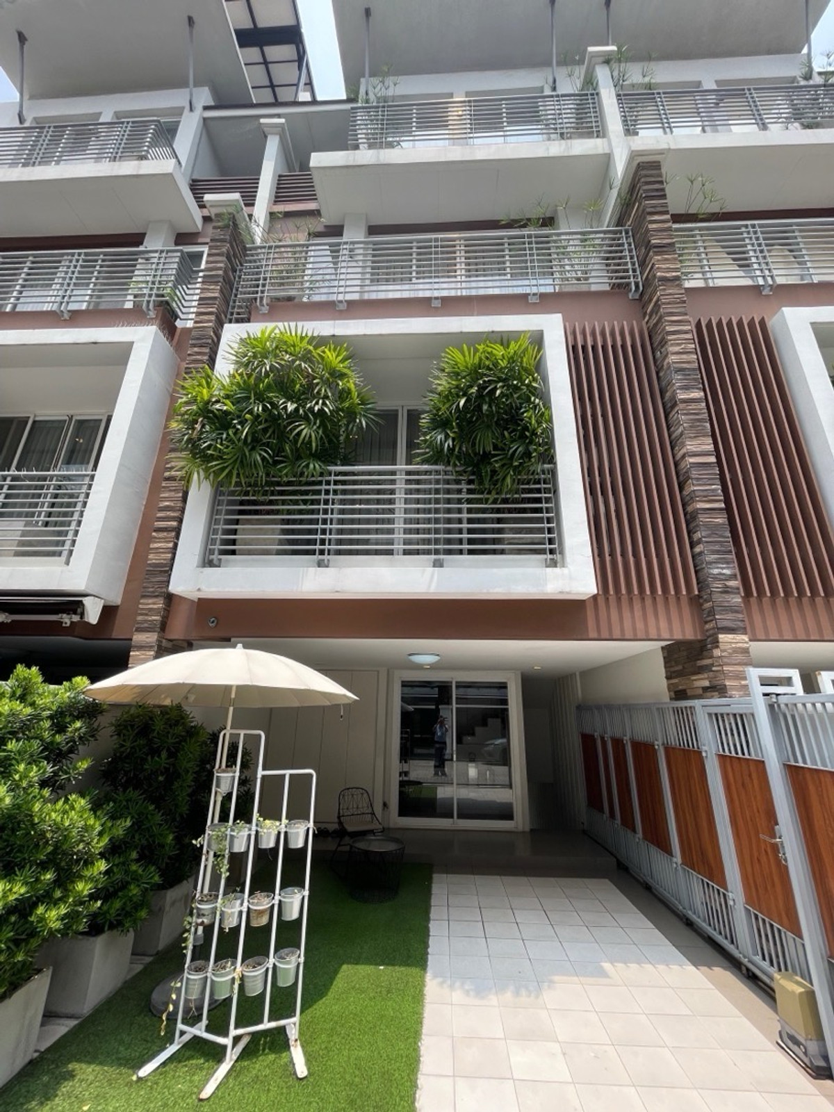 For SaleTownhomeRama3 (Riverside),Satupadit : 📢 Modern 4.5-Storey Townhome for Sale in Central Bangkok! Located just minutes from Central Rama 3 and close to the expressway – perfect for living or home office in a prime business area.