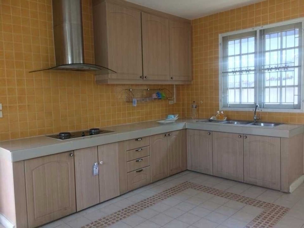 For SaleHouseOnnut, Udomsuk : 📢👇2.5-Storey Corner House For SalePeaceful and green surroundings, near local community and True Digital Park. Easy access to main roads and BTS.