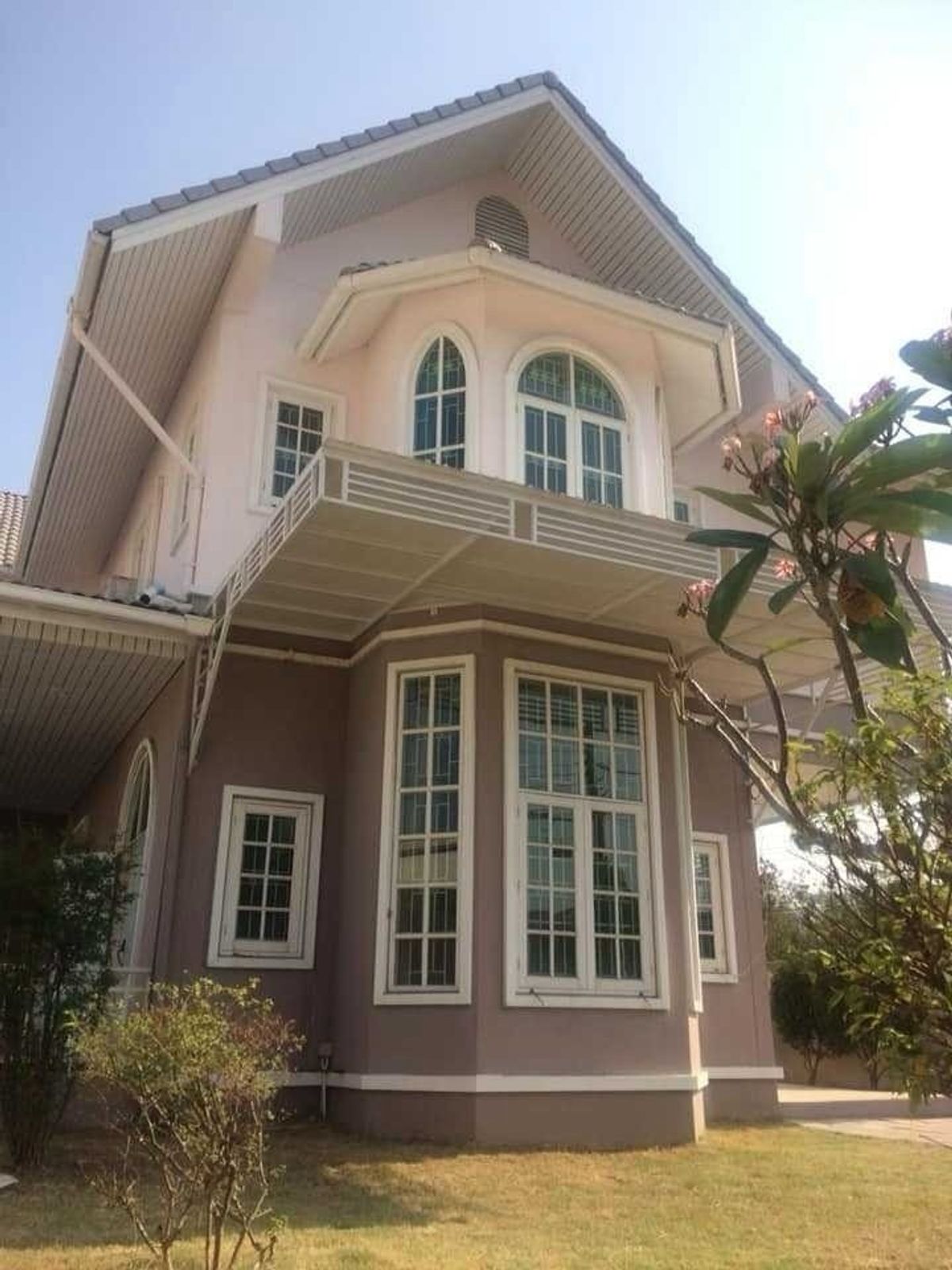 For SaleHouseOnnut, Udomsuk : 📢👇2.5-Storey Corner House For SalePeaceful and green surroundings, near local community and True Digital Park. Easy access to main roads and BTS.