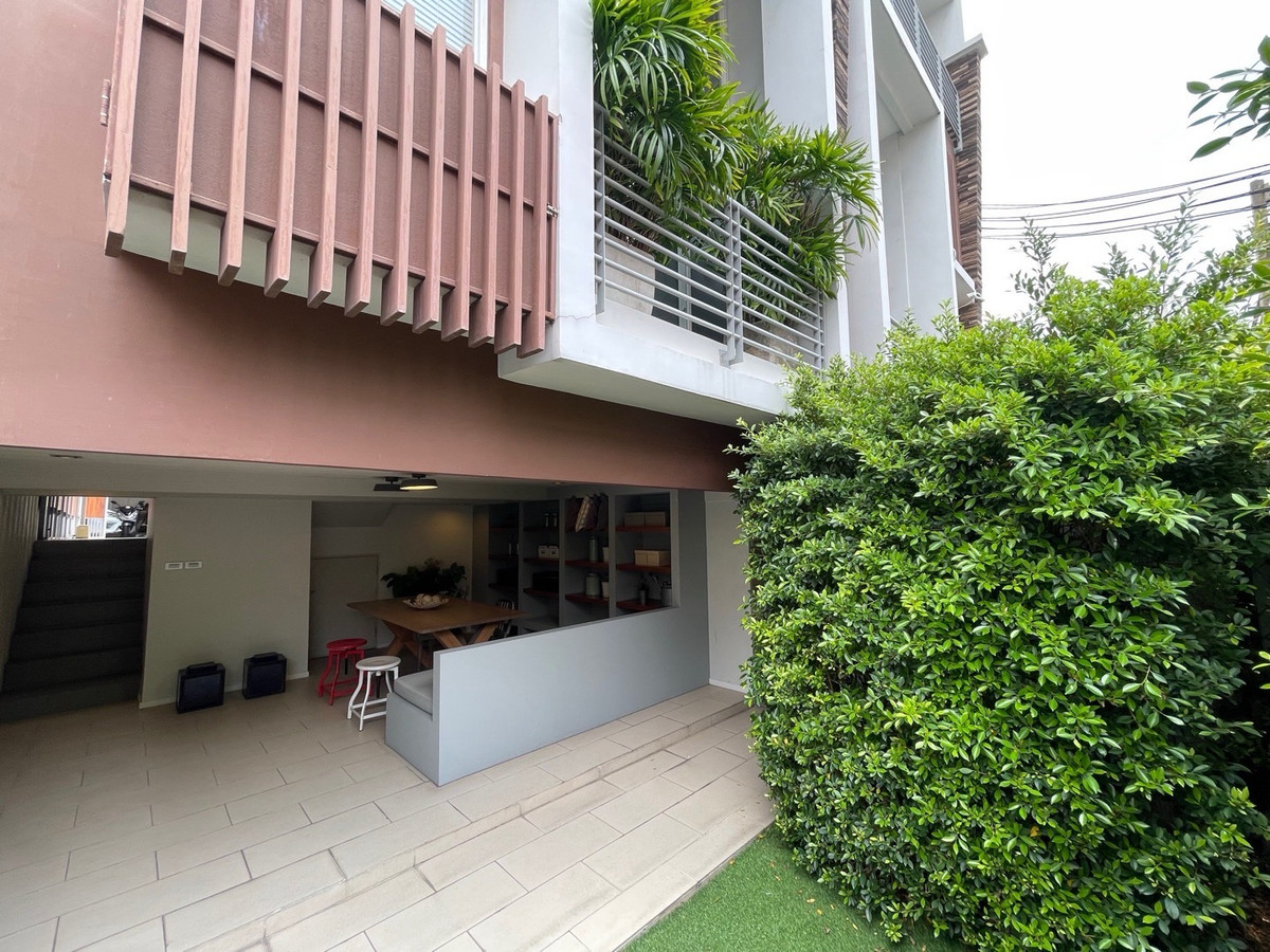 For SaleTownhomeRama3 (Riverside),Satupadit : 📢 Modern 4.5-Storey Townhome for Sale in Central Bangkok! Located just minutes from Central Rama 3 and close to the expressway – perfect for living or home office in a prime business area.