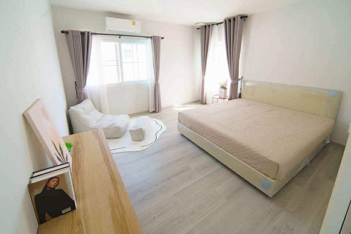 For RentHouseBangna, Bearing, Lasalle : Home And complete electrical appliances Chaiyapruek Project, Bang Na Km. 15 (L&MP; H), good location, near Mermaka, only 5 minutes.