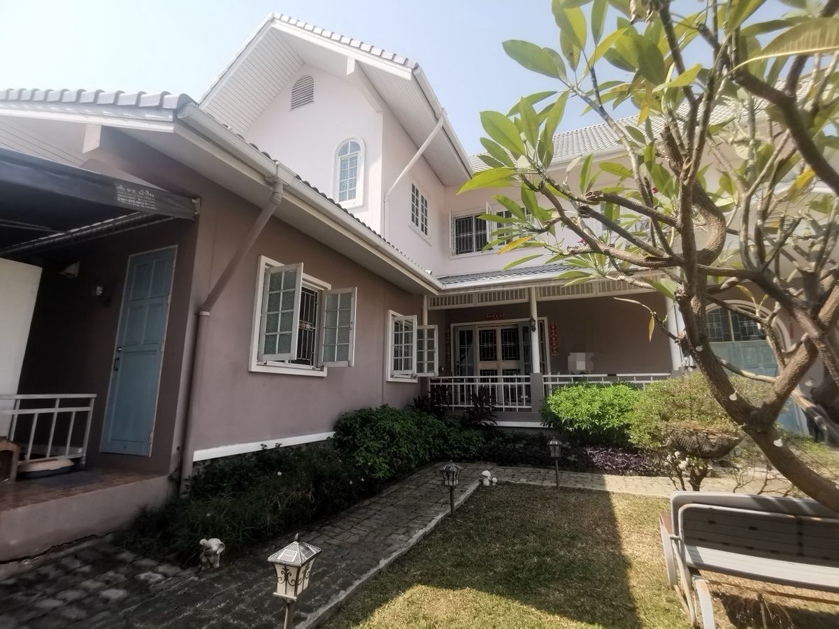 For SaleHouseOnnut, Udomsuk : 📢👇2.5-Storey Corner House For SalePeaceful and green surroundings, near local community and True Digital Park. Easy access to main roads and BTS.